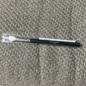 NIP Younique Fluffy Crease Brush